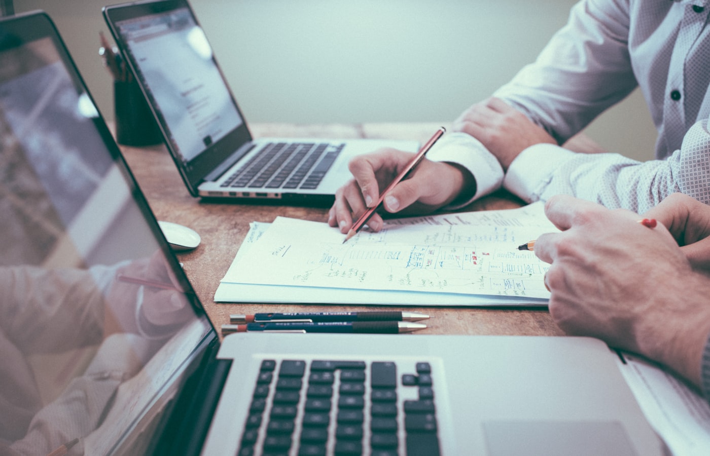 Propriétaires qui comparent des documents de rénovation